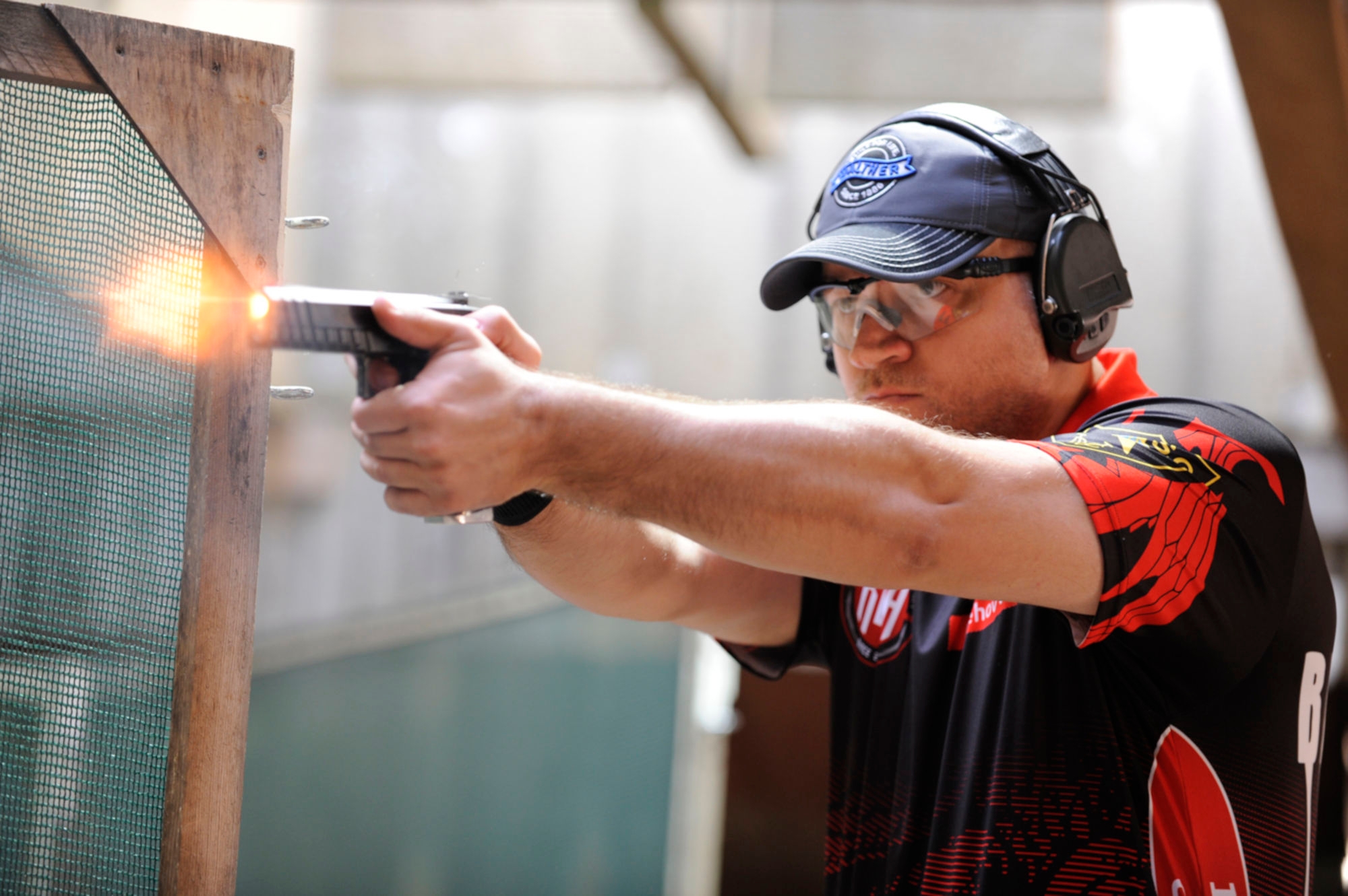 Практическая стрельба. IPSC стрельба. Стрельба IPSC пистолет. Практическая стрельба IPSC. Стрелок IPSC.