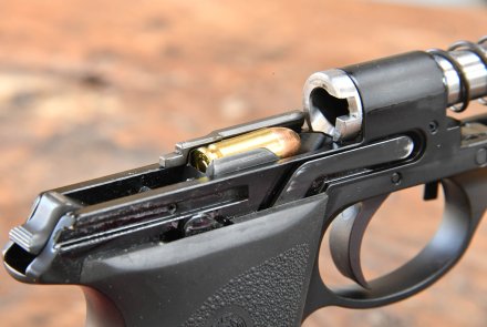 Semiautomatic pistol SIG Sauer P232: magazine to the chamber