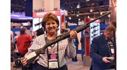 Женщина с дробовиком Winchester S X4 на выставке SHOT Show 2017