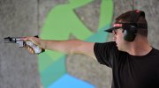 Стрелок стреляет из скоростного пистолета на играх в Рио