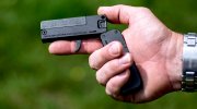 Миниатюрный пистолет Trailblazer Firearms LifeCard .22LR в руке